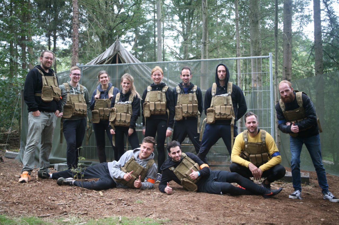 Collega's op de foto bij een airsoft bedrijfsuitje