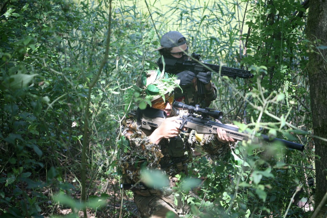 Twee airsofters schieten vanuit de struiken