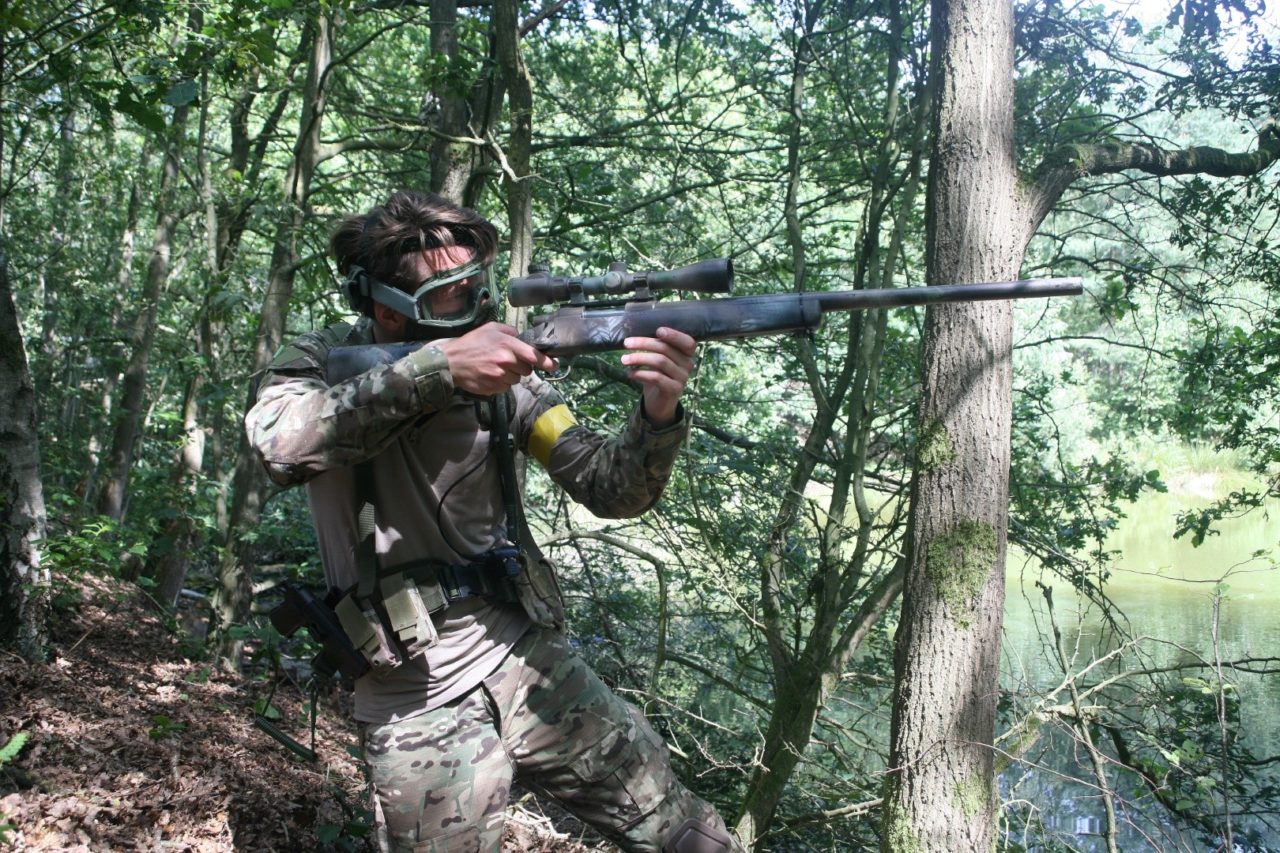 Sniper probeert kills te scoren aan de overkant van het water