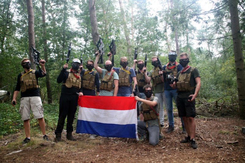 Vrienden vieren een airsoft vrijgezellenfeest in oldenzaal