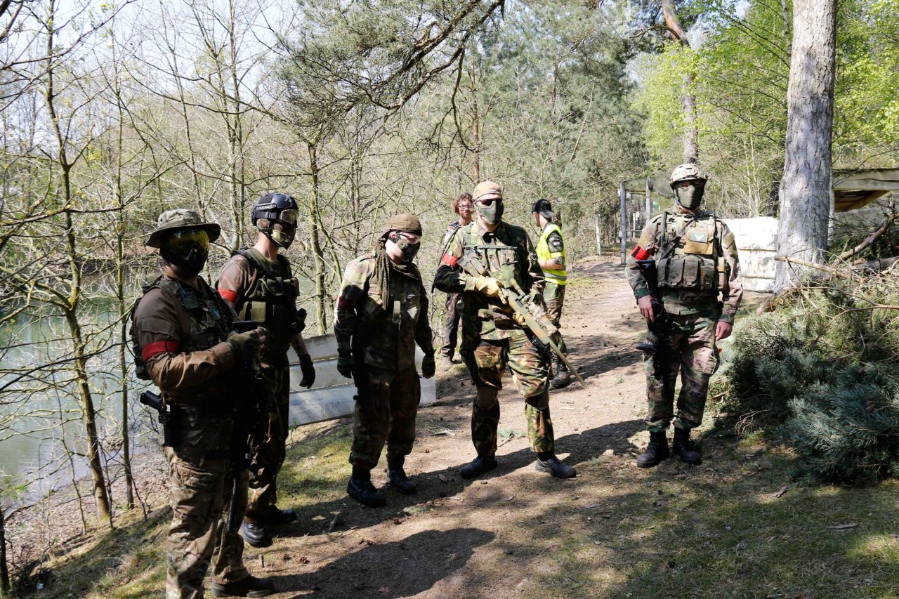 Airsoft team bereid zich voor op een game