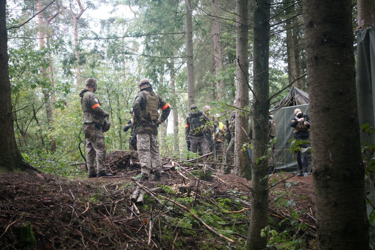 Airsoft team staat klaar om te beginnen in de forest outpost