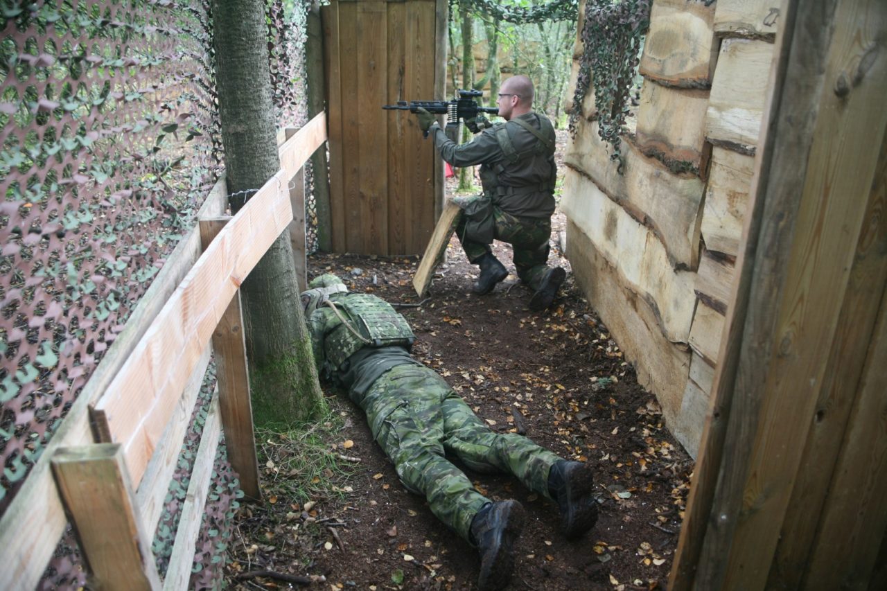 Twee airsofters verdedigen een huisje