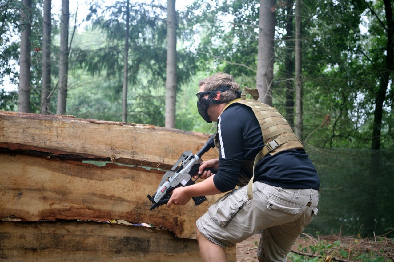 Airsoft speler zoekt dekking op een vrijgezellenfeest