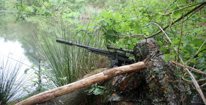 Airsoft Sniper kijkt uit over het water