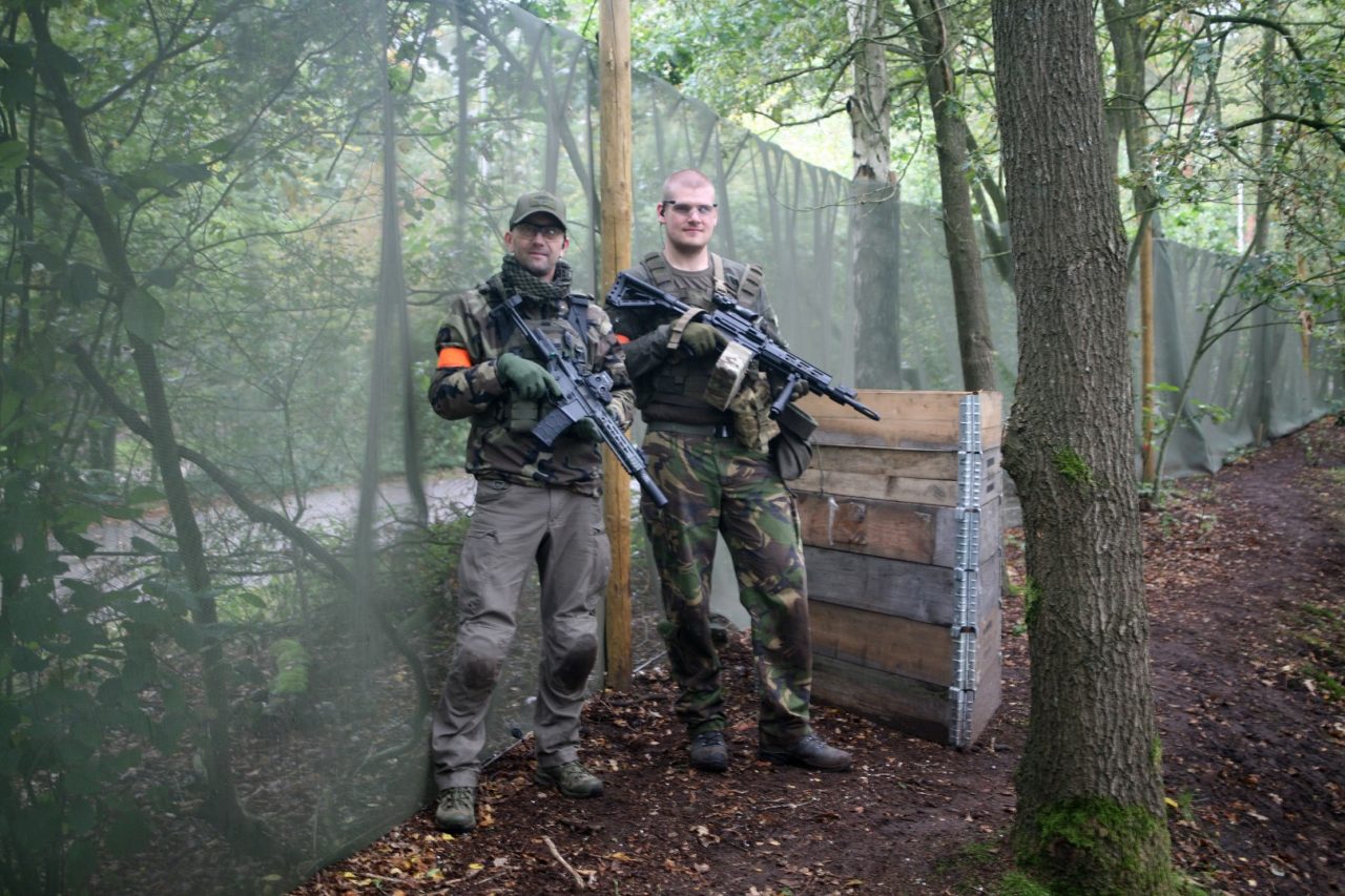 Twee vrienden poseren samen op een airsoft prive skirm