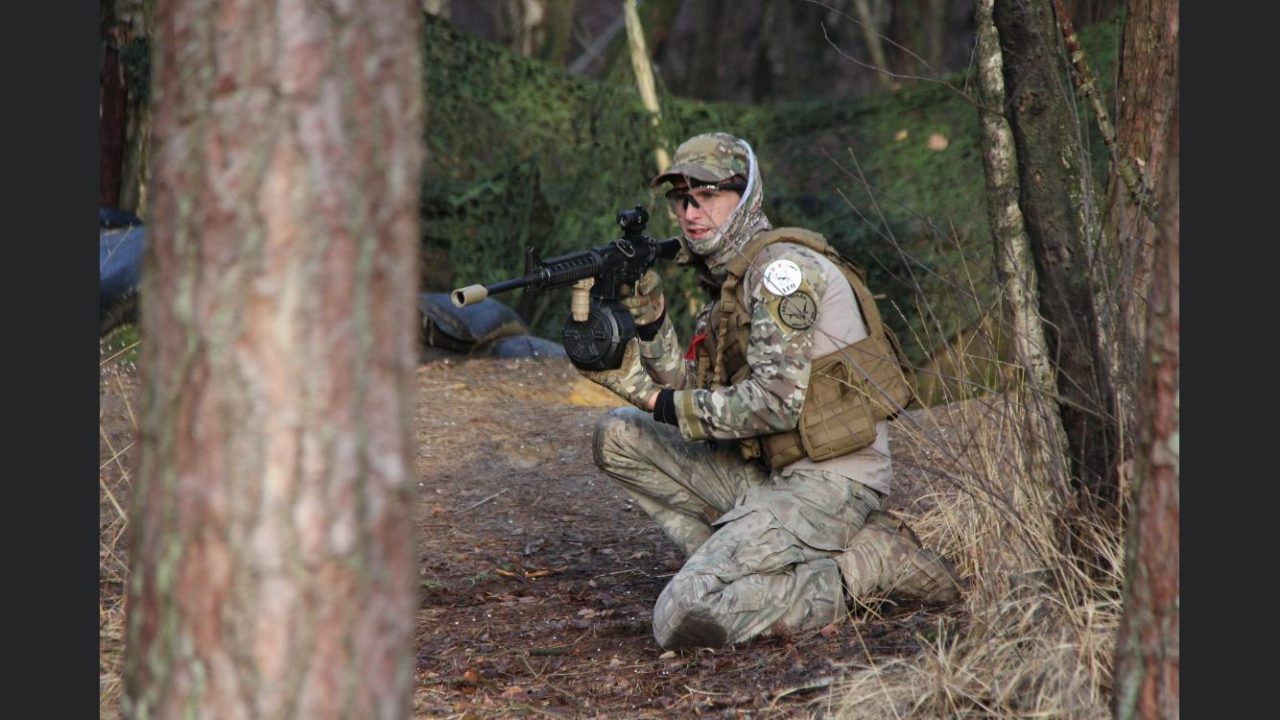 Airsofter van team L.E.O in actie