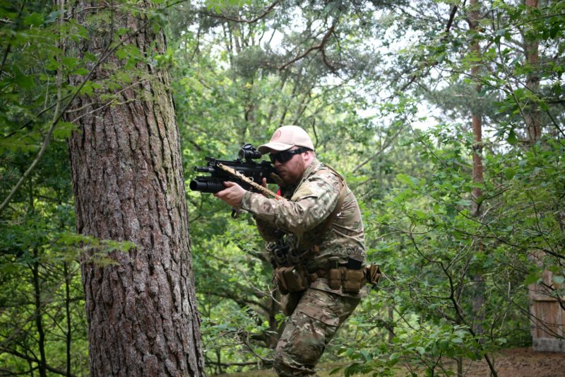 Airsofter in het bos bij een open skirm