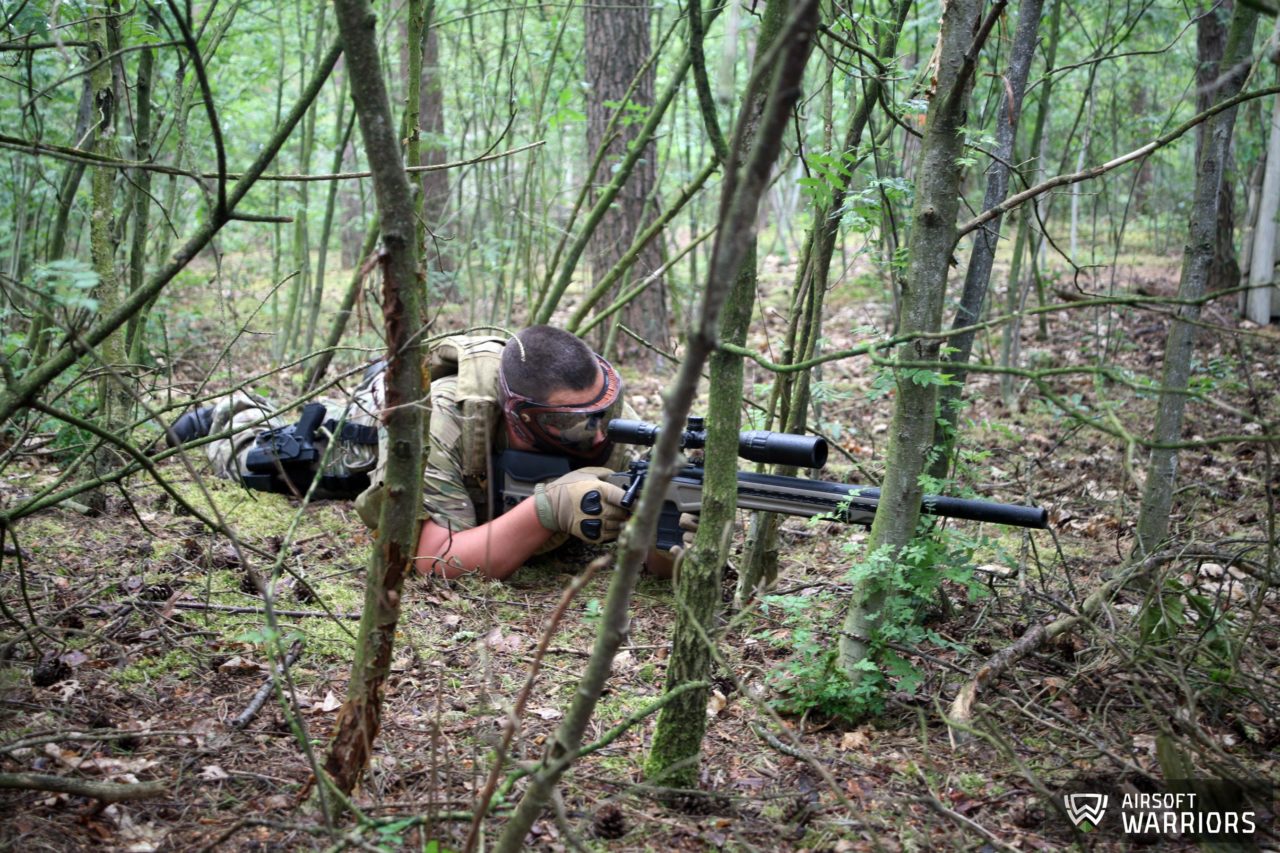 Sniper ligt te wachten bij Airsoft Warriors