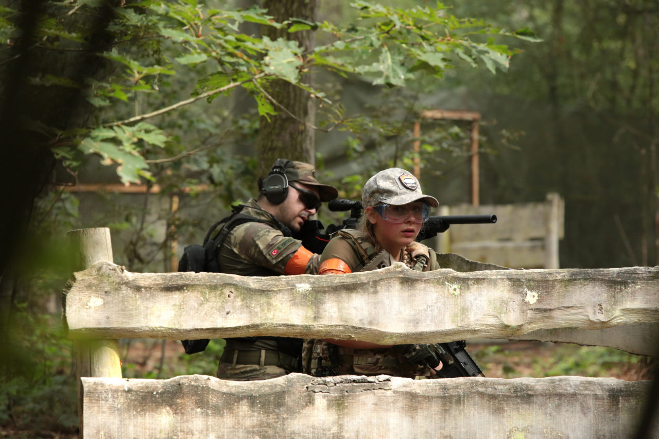 Twee airsofters trekken samen op