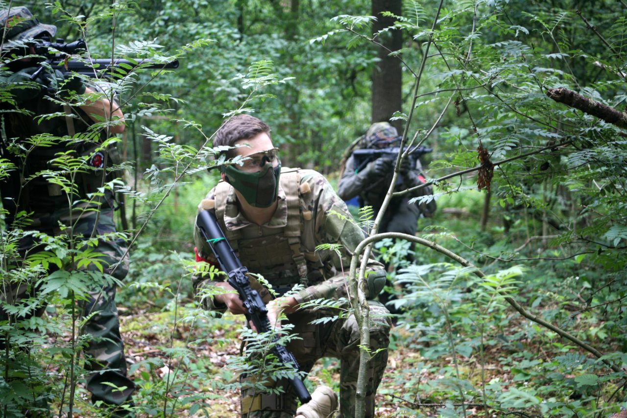 Airsoft squad rukt op door het bos