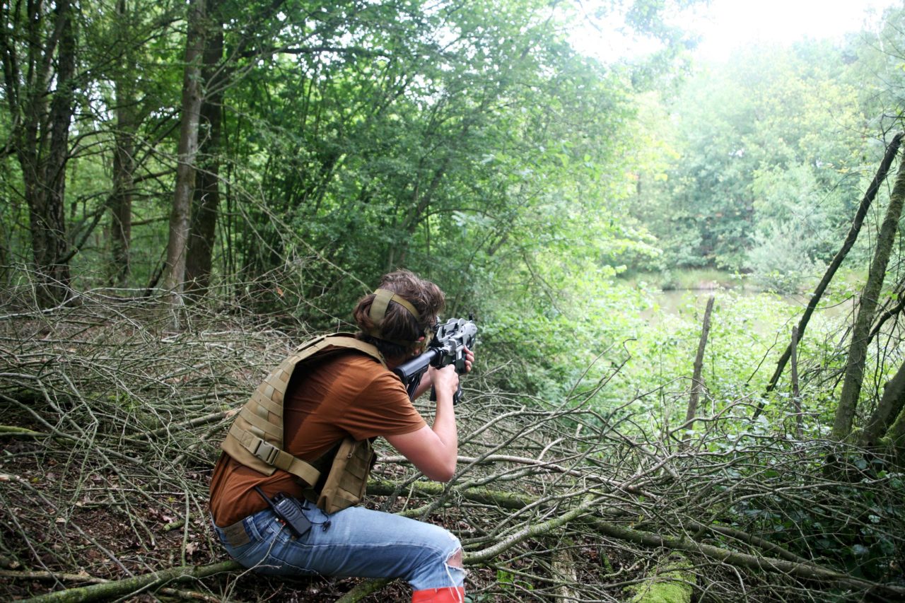 Airsofter mikt over het meer