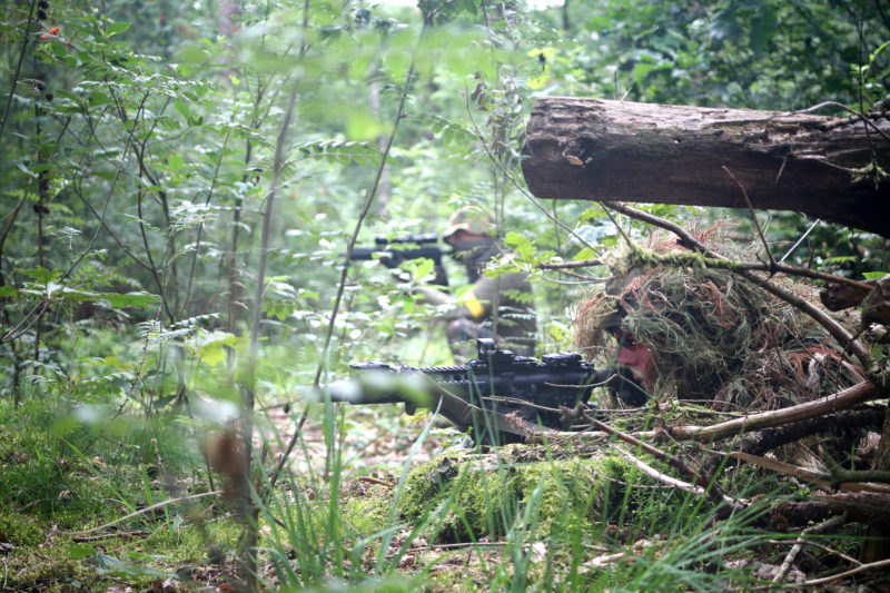 Twee airsofters in full camo