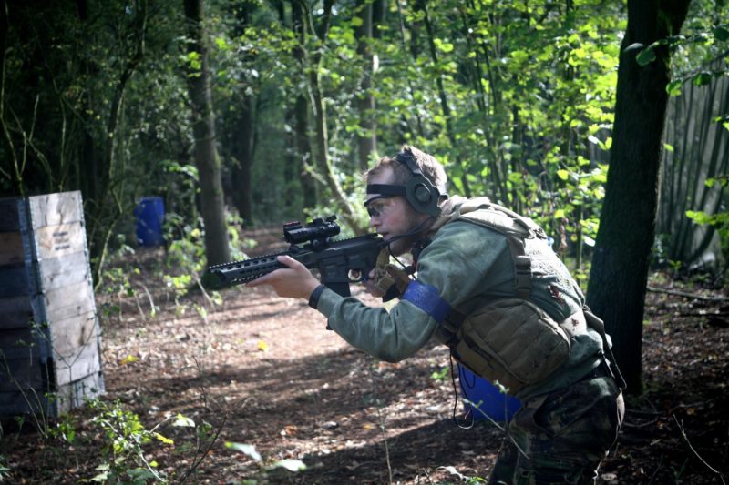 Airsofter beweegt over speelveld 'battle lake'in oldenzaal