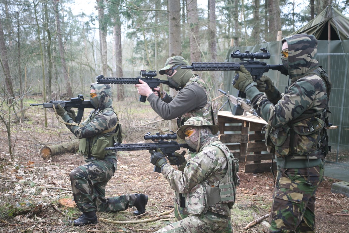 Airsoft team poseert