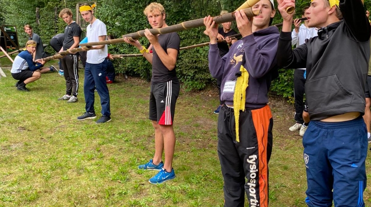 Groep vrijgezellen doet expeditie Robinson op het hulsbeek